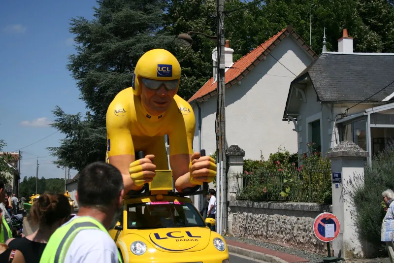 Chouchous, crisers et char du fromage : notre verdict sans pitié sur la caravane du Tour de l'Aude
